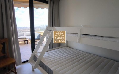 Precioso y acogedor apartamento con vistas panorámicas al mar y las montañas.